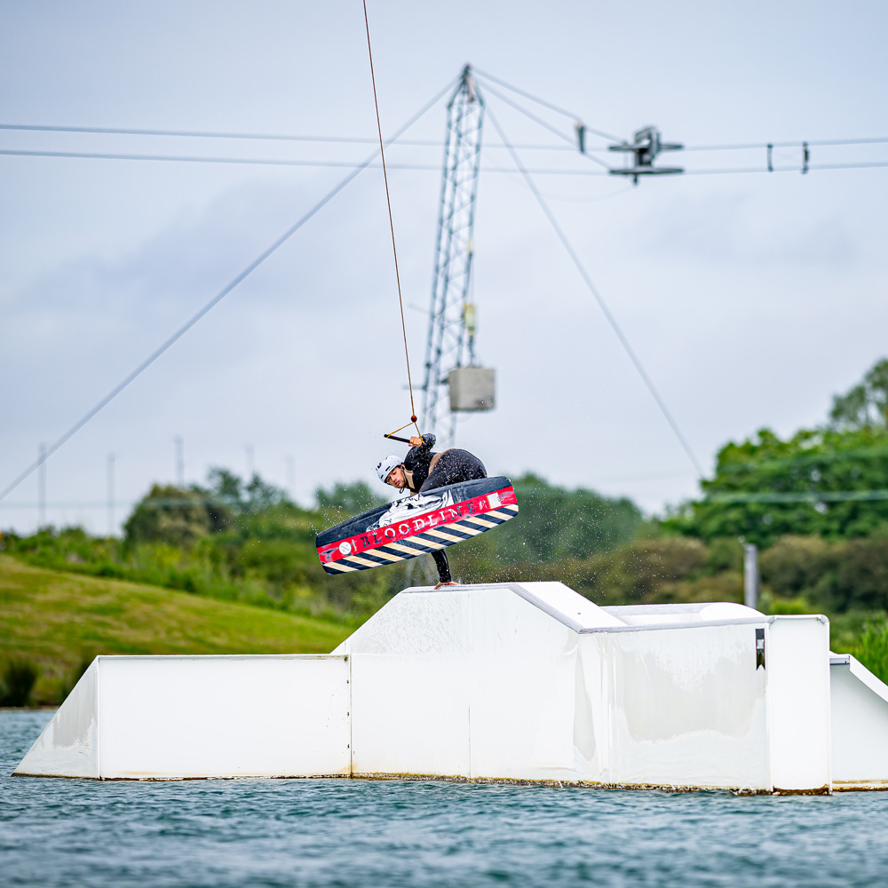 Hyperlite Bloodline Wakeboard 151 cm mit Zero2 Bindungen 15